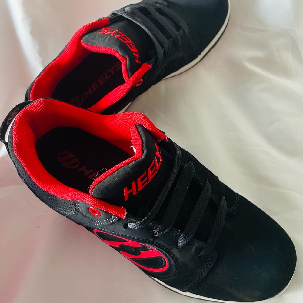 HEELYS! Size 7 women’s shoe excellent condition!